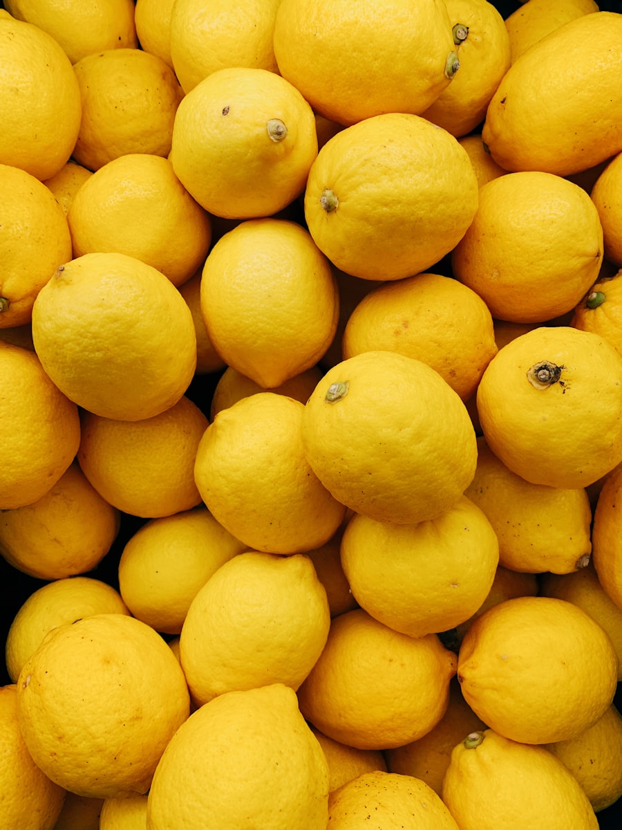 Yellow citrus fruit in a pile (wiki plant photo).